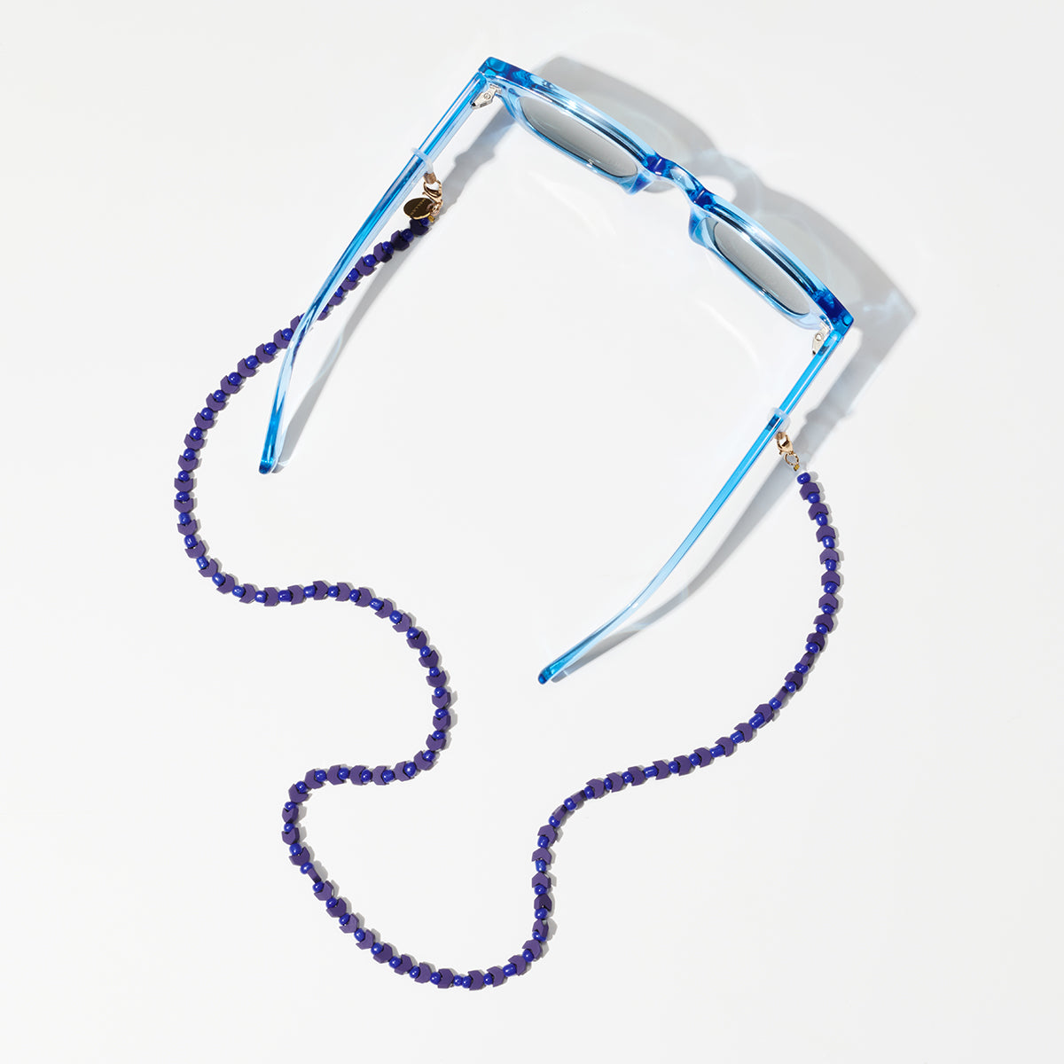 meller-aziza-blue-brillenkette-perlen image 4