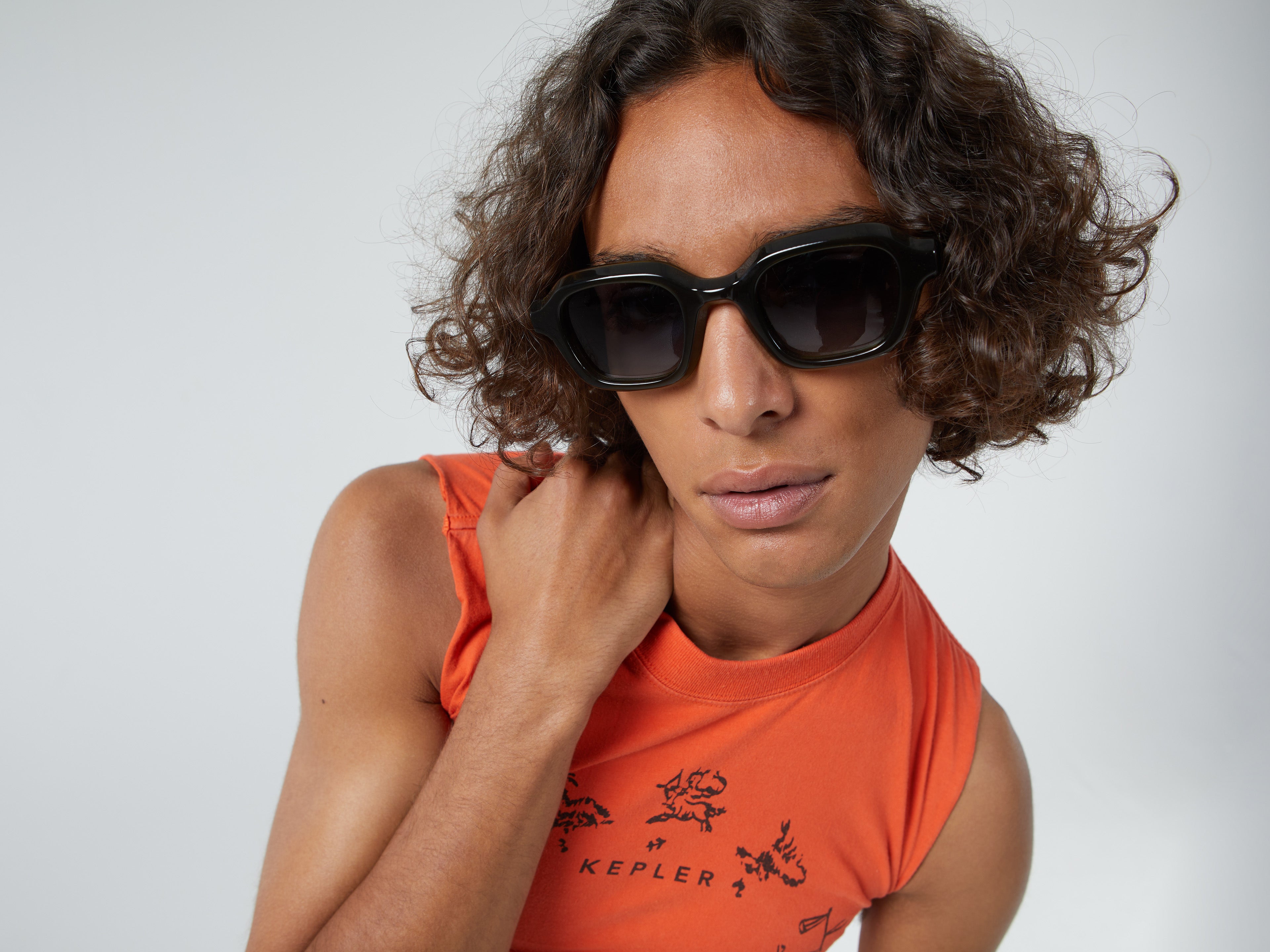komono-will-moss-quadratische-polarisierte-sonnenbrille-aus-eco-acetat-transluze image 4