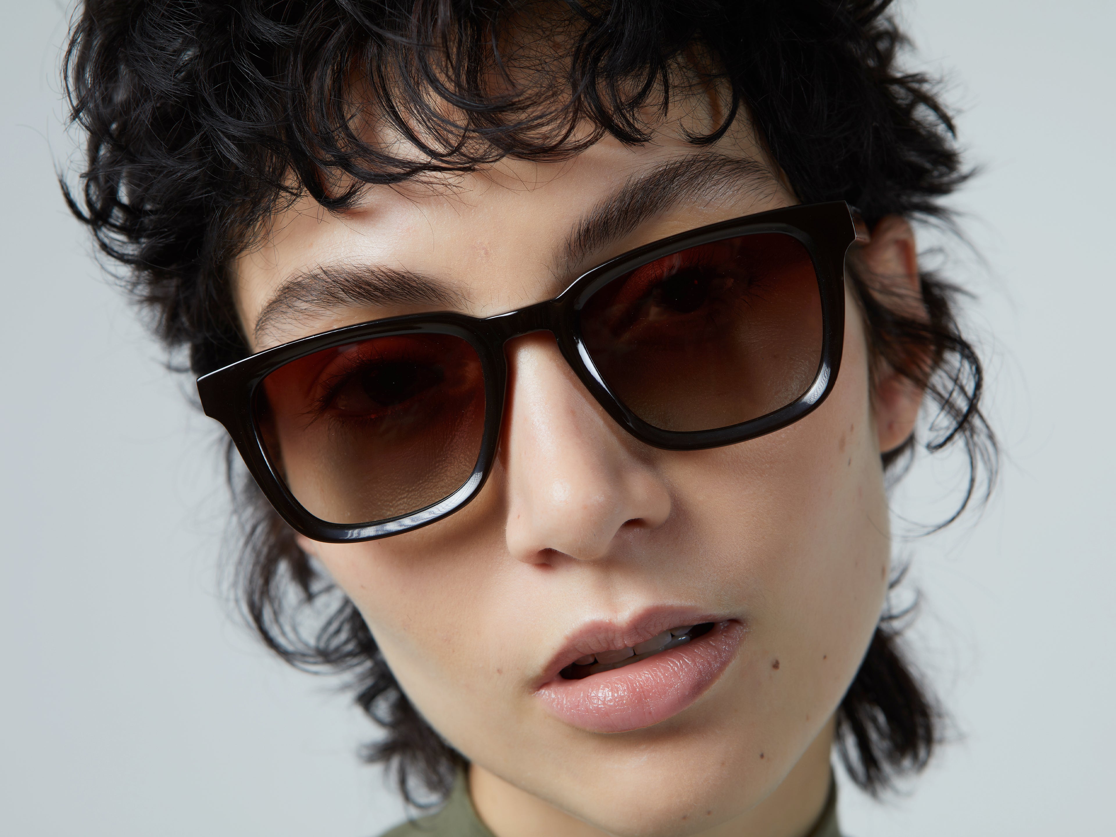 komono-parker-black-bronze-sonnenbrille-aus-eco-acetate image 3