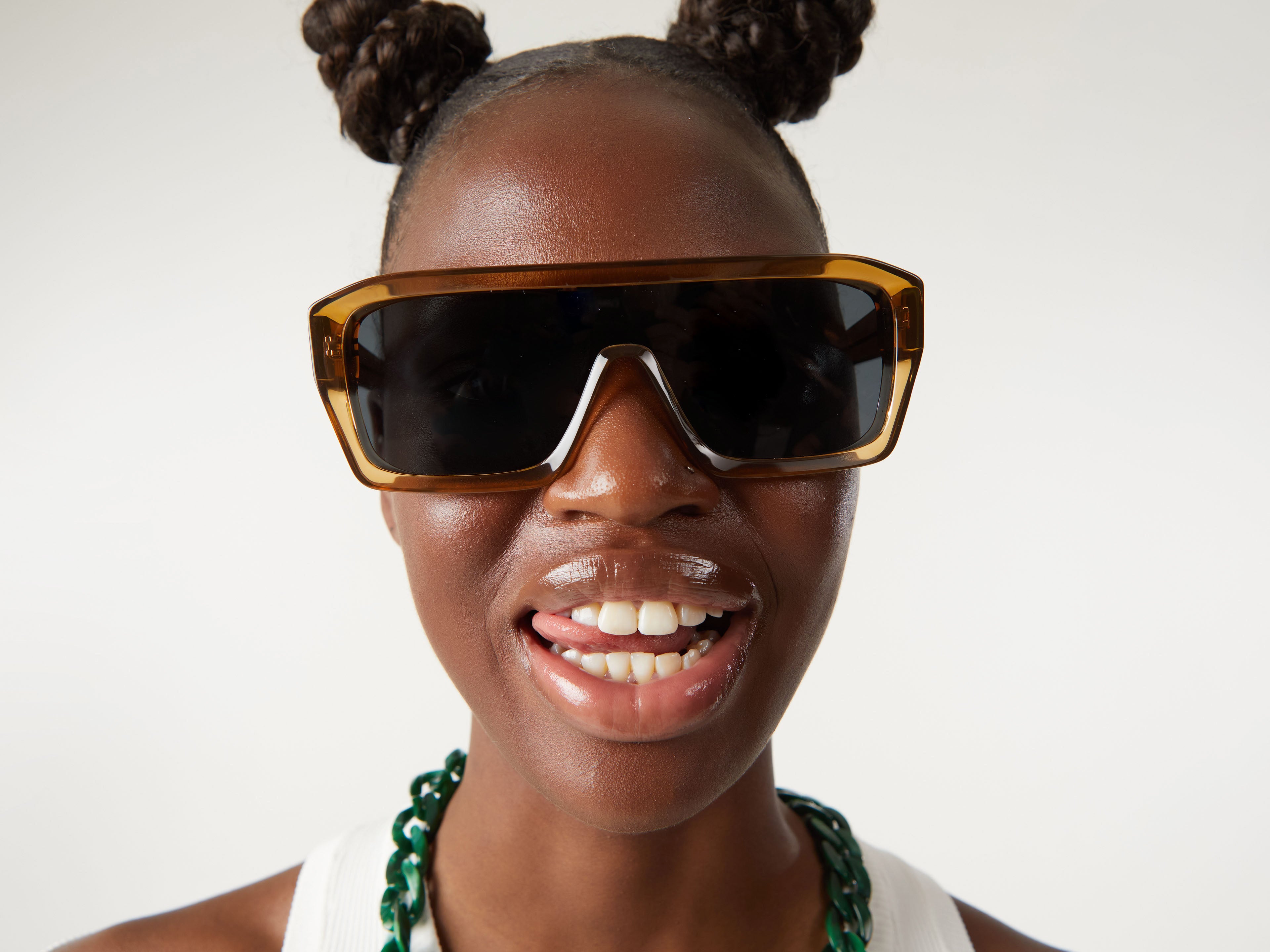 komono-aksel-sand-sonnenbrille-eckiger-rahmen-mit-schild-linsen-design-ko-acetat image 3