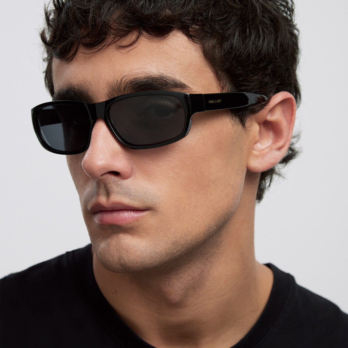 meller-taye-all-black-sonnenbrille-sportlich-umarmende-rechteckform-biobasiert image 6