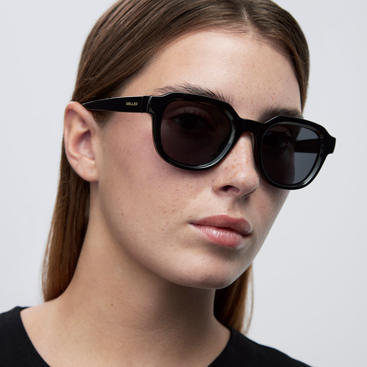 meller-tala-all-black-sonnenbrille-runde-fassung-mit-definierten-winkeln-bio-mat image 4
