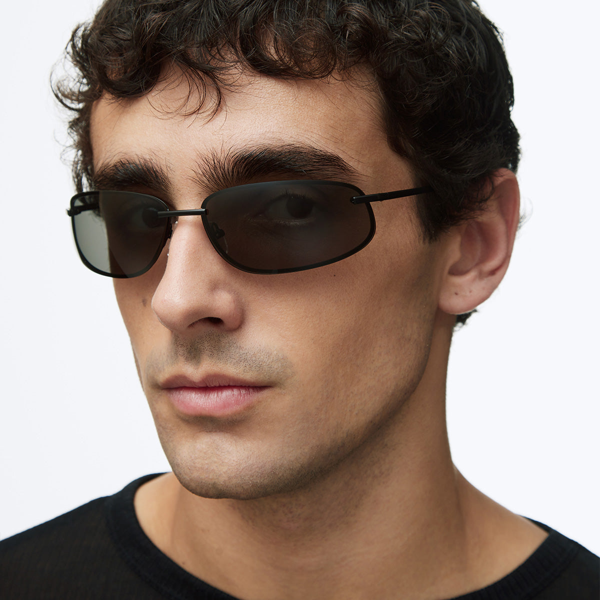 meller-abeni-sonnenbrille-all-black-y2k-sport-look-mit-wraparound-sitz image 5