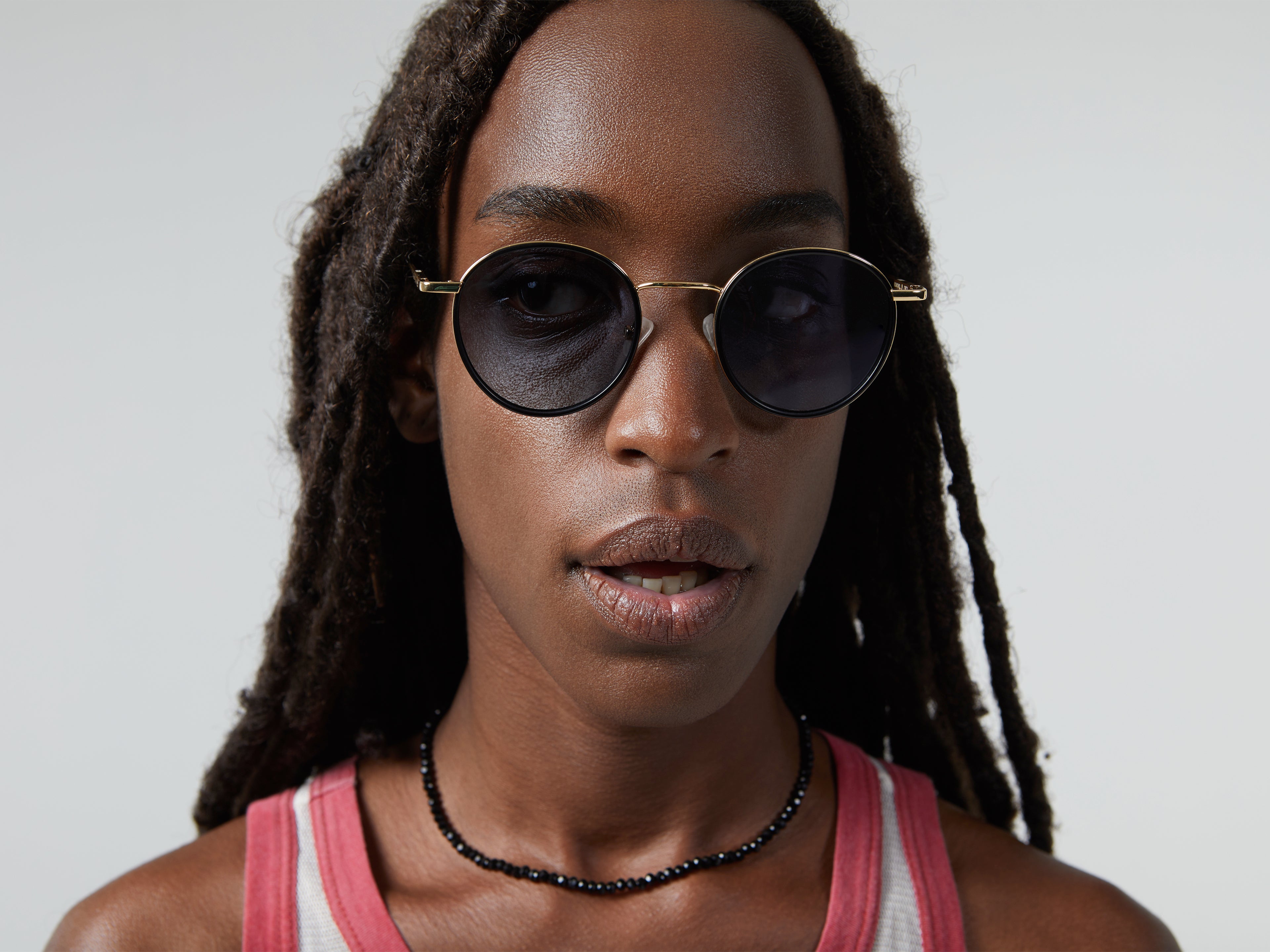komono-pete-sonnenbrille-gold-black image 3