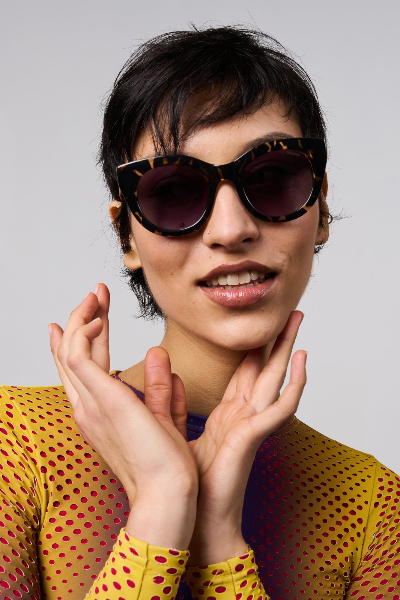 komono-louise-dark-tortoise-cateye-sonnenbrille-recyceltes-acetat image 4