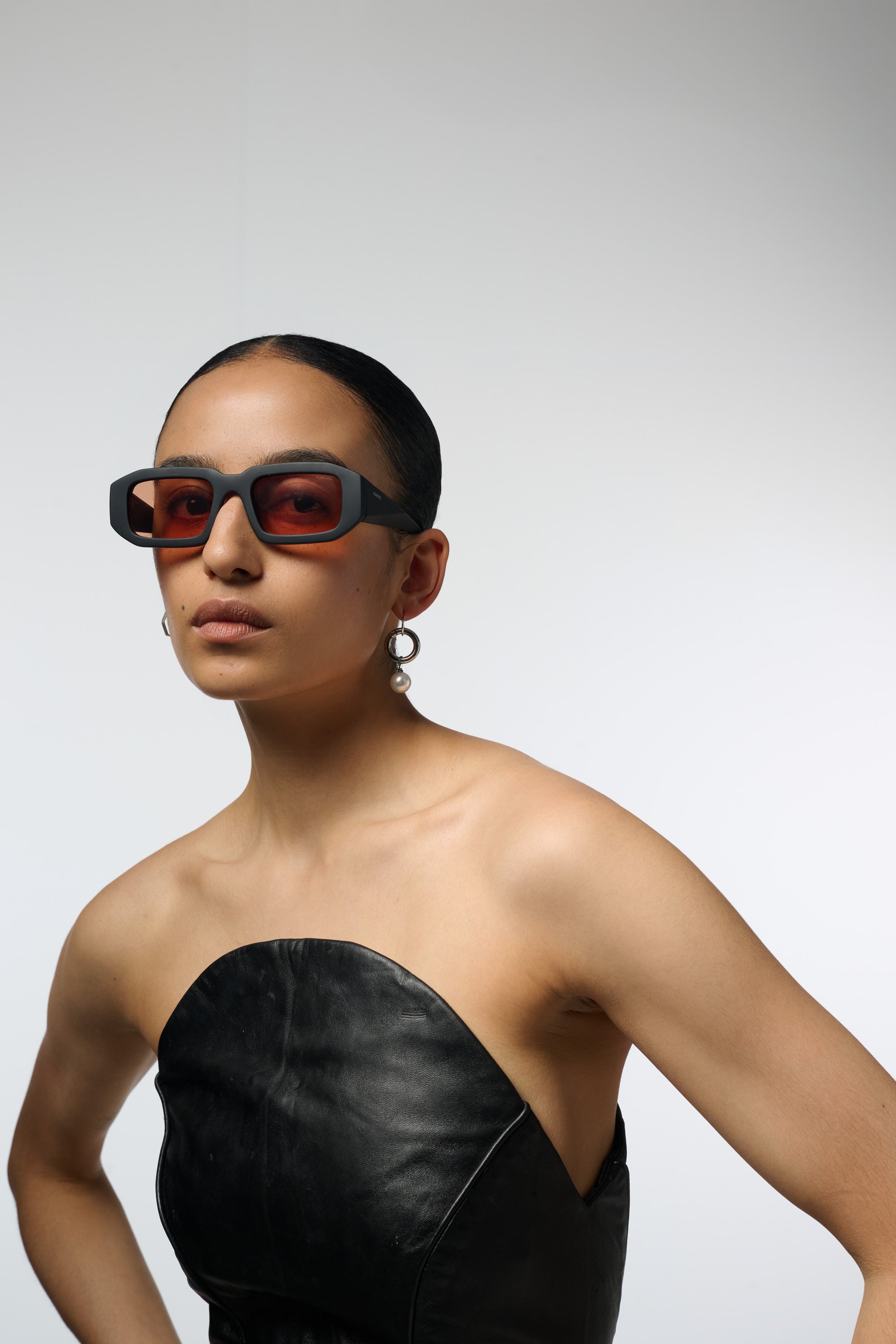 komono-blaze-carbon-sunset-sonnenbrille-rechteckig-transluzent-gelb-schwarz-100- image 4