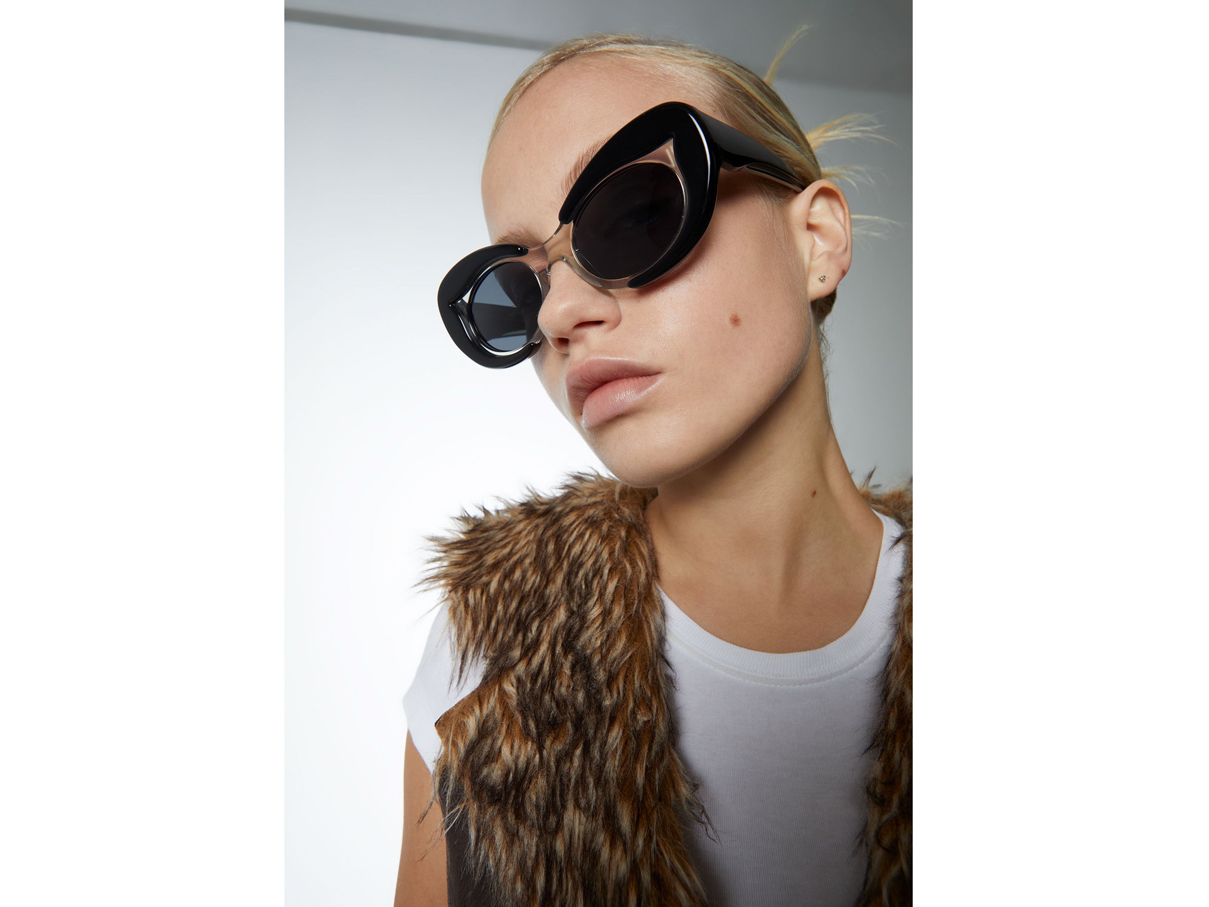 komono-x-jill-jiayue-she-jace-ovale-sonnenbrille-aus-eco-acetat-black-ash image 3