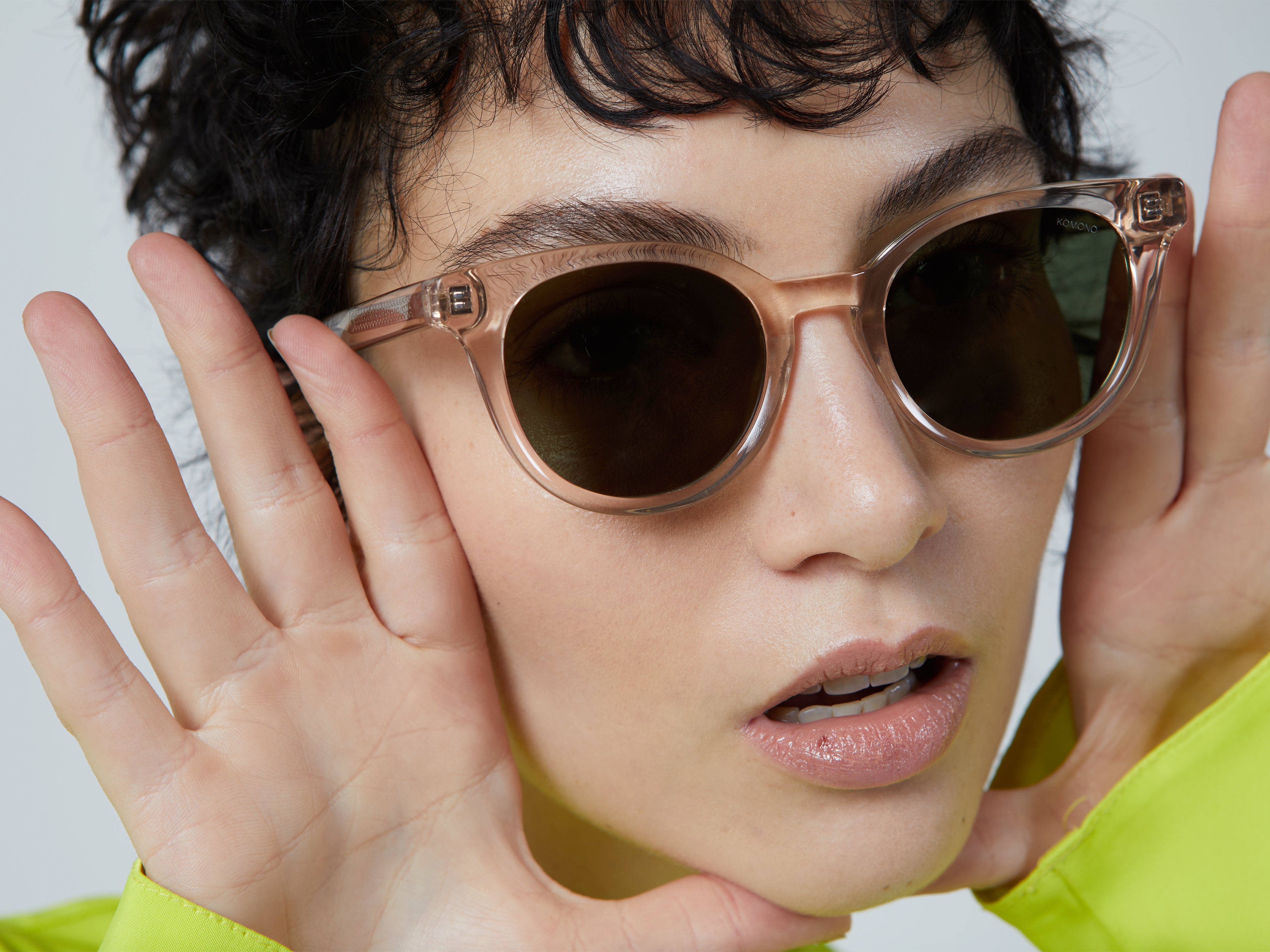 komono-mae-champagne-sonnenbrille-eco-acetat-butterfly image 3