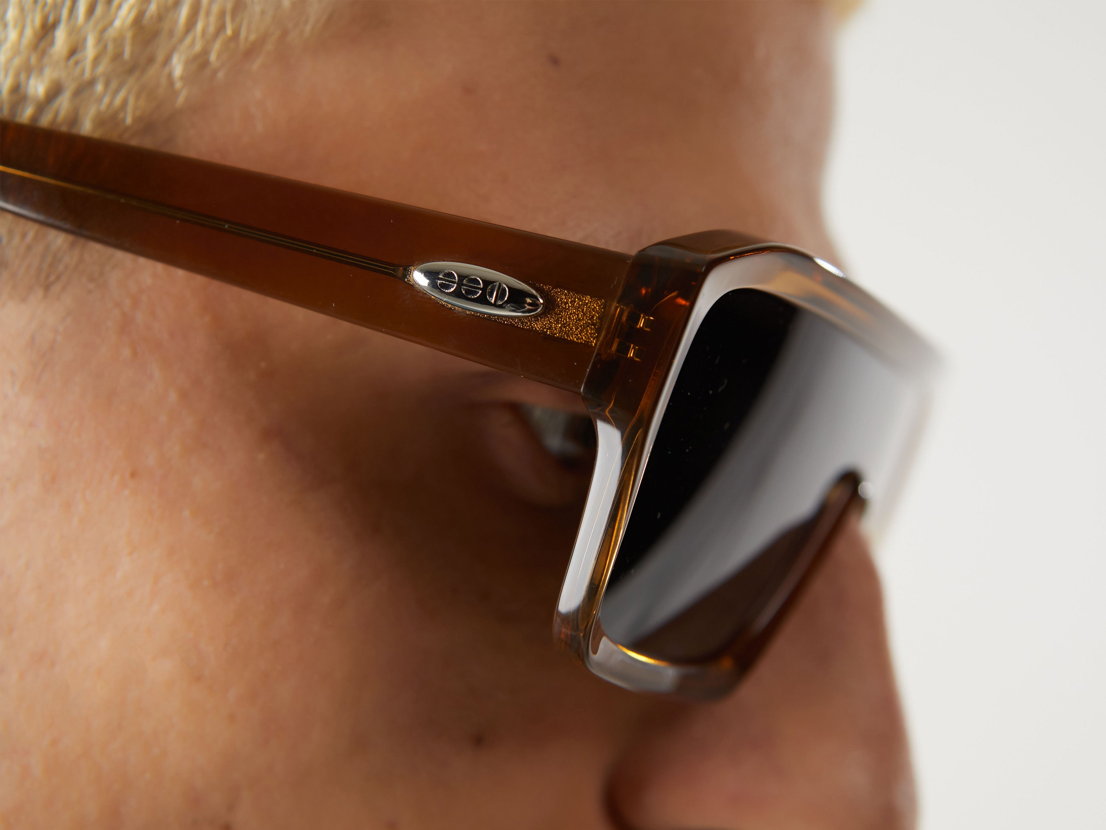 komono-aksel-sand-sonnenbrille-eckiger-rahmen-mit-schild-linsen-design-ko-acetat image 6