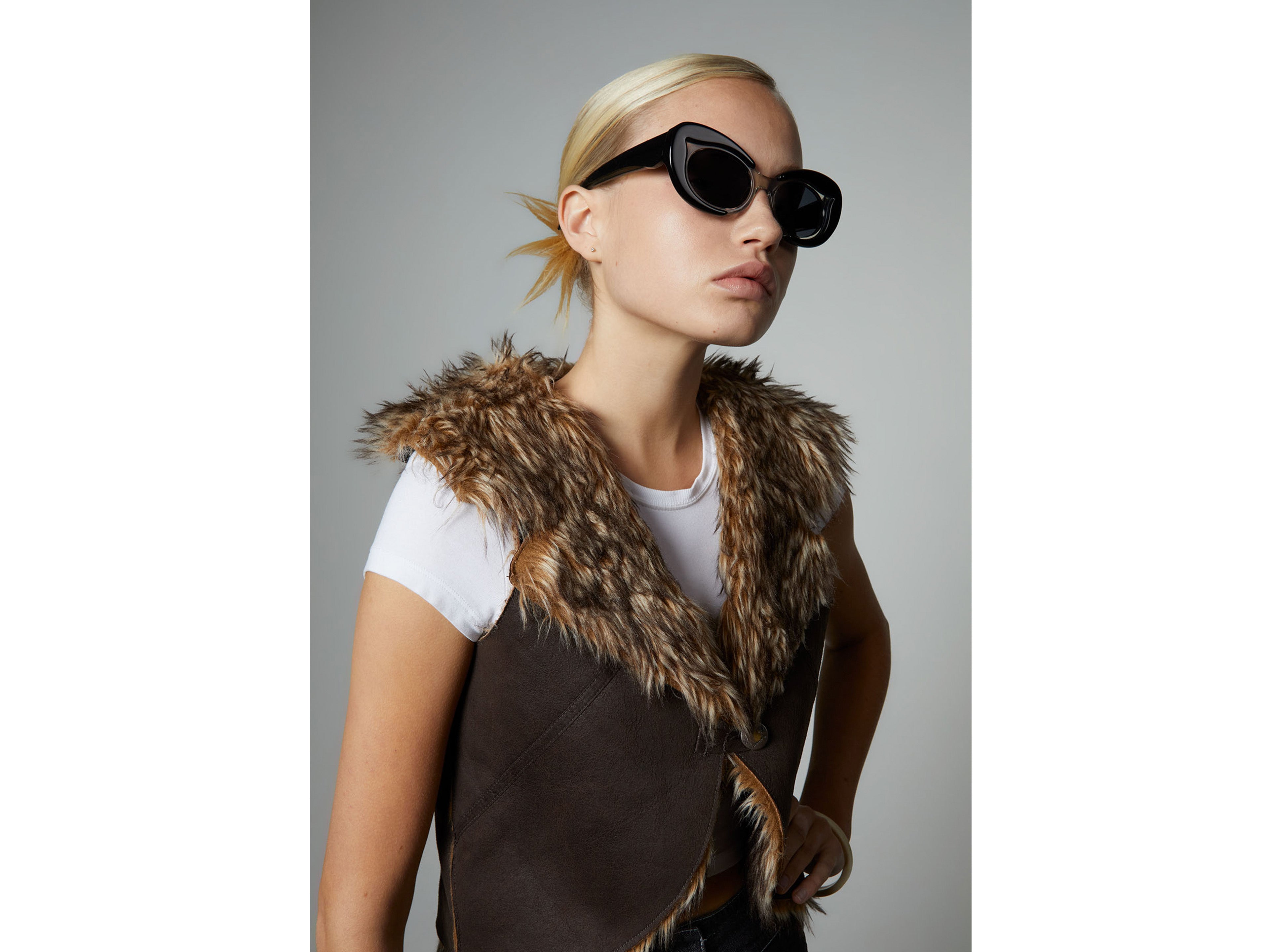 komono-x-jill-jiayue-she-jace-ovale-sonnenbrille-aus-eco-acetat-black-ash image 4