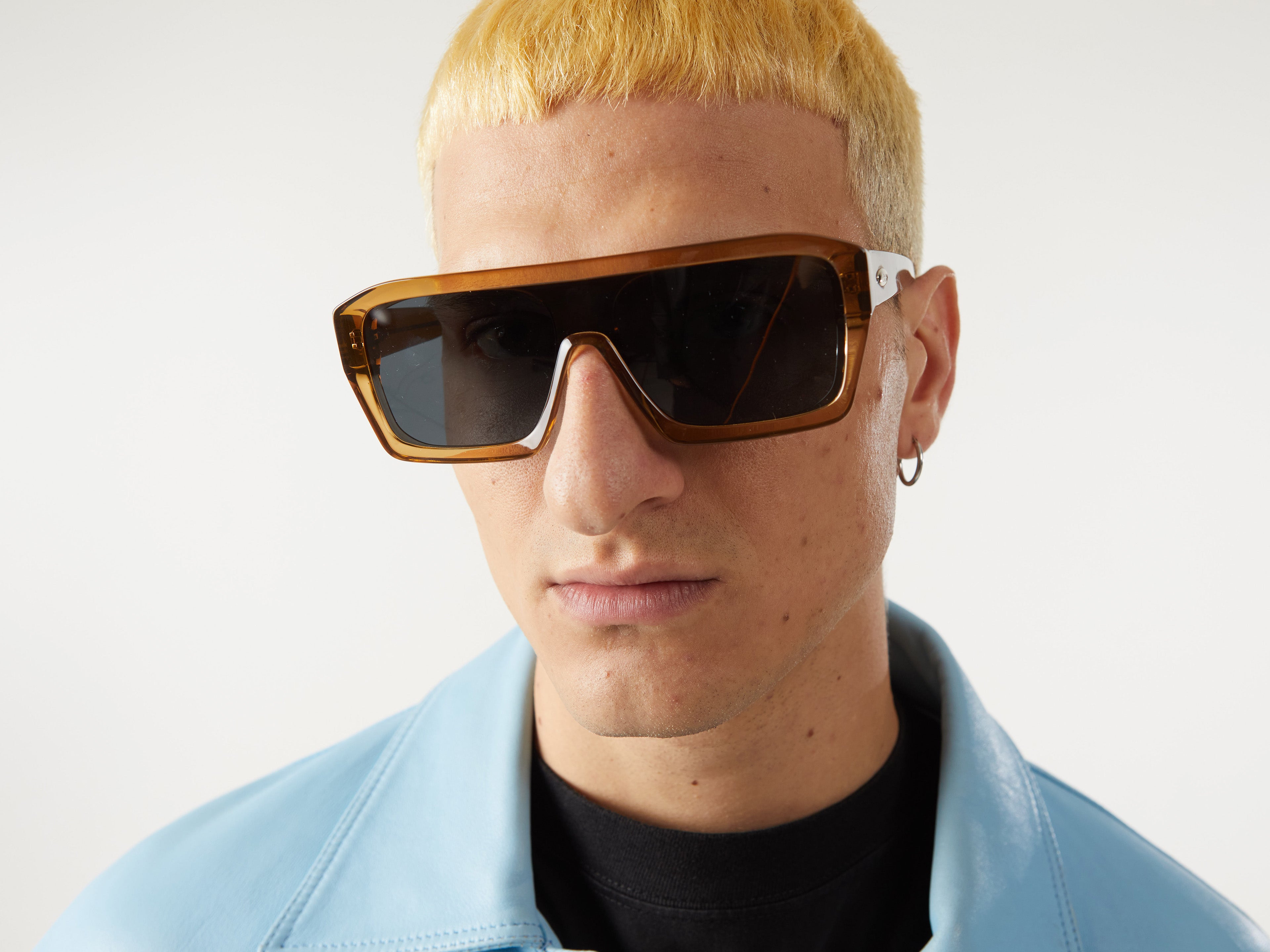 komono-aksel-sand-sonnenbrille-eckiger-rahmen-mit-schild-linsen-design-ko-acetat image 7