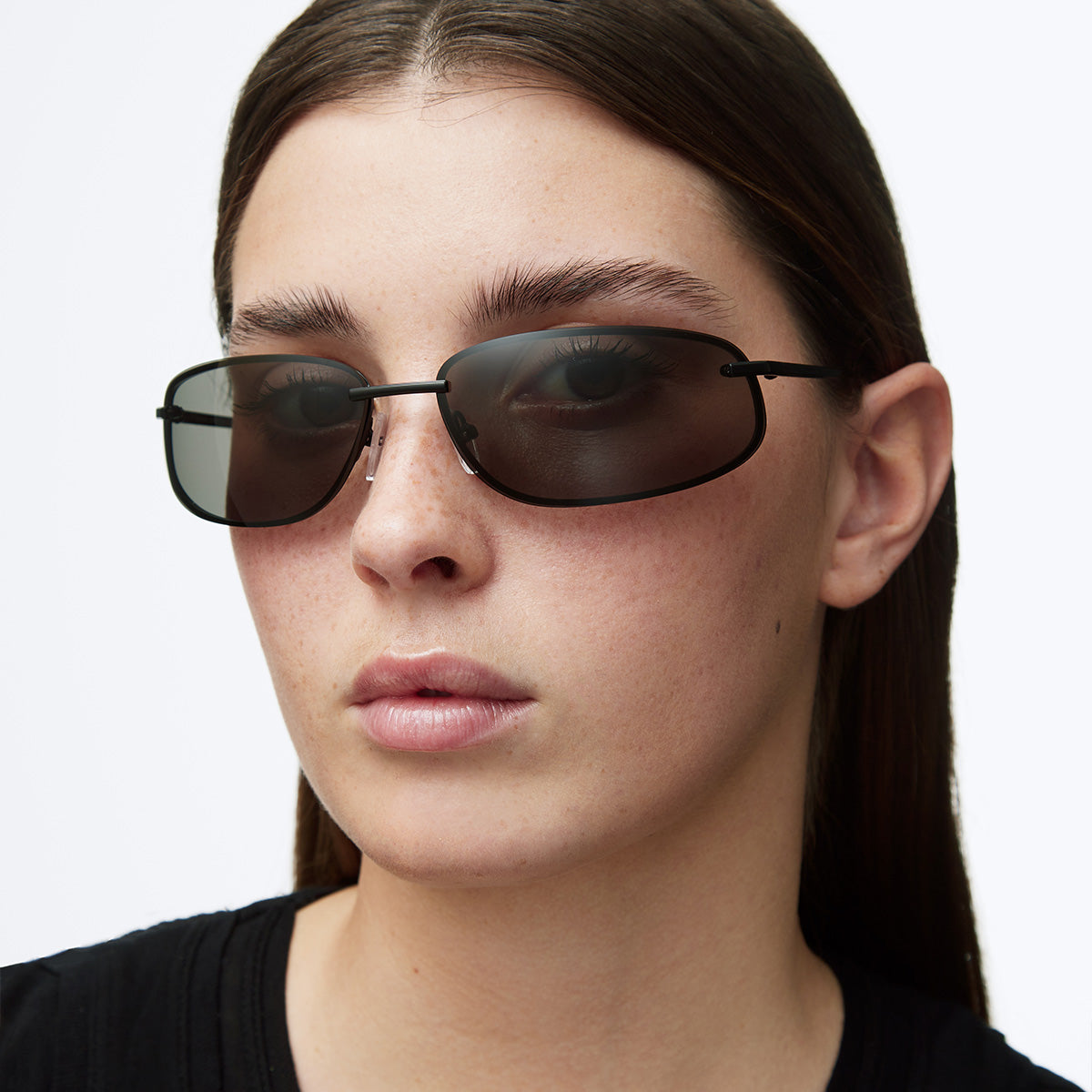 meller-abeni-sonnenbrille-all-black-y2k-sport-look-mit-wraparound-sitz image 4