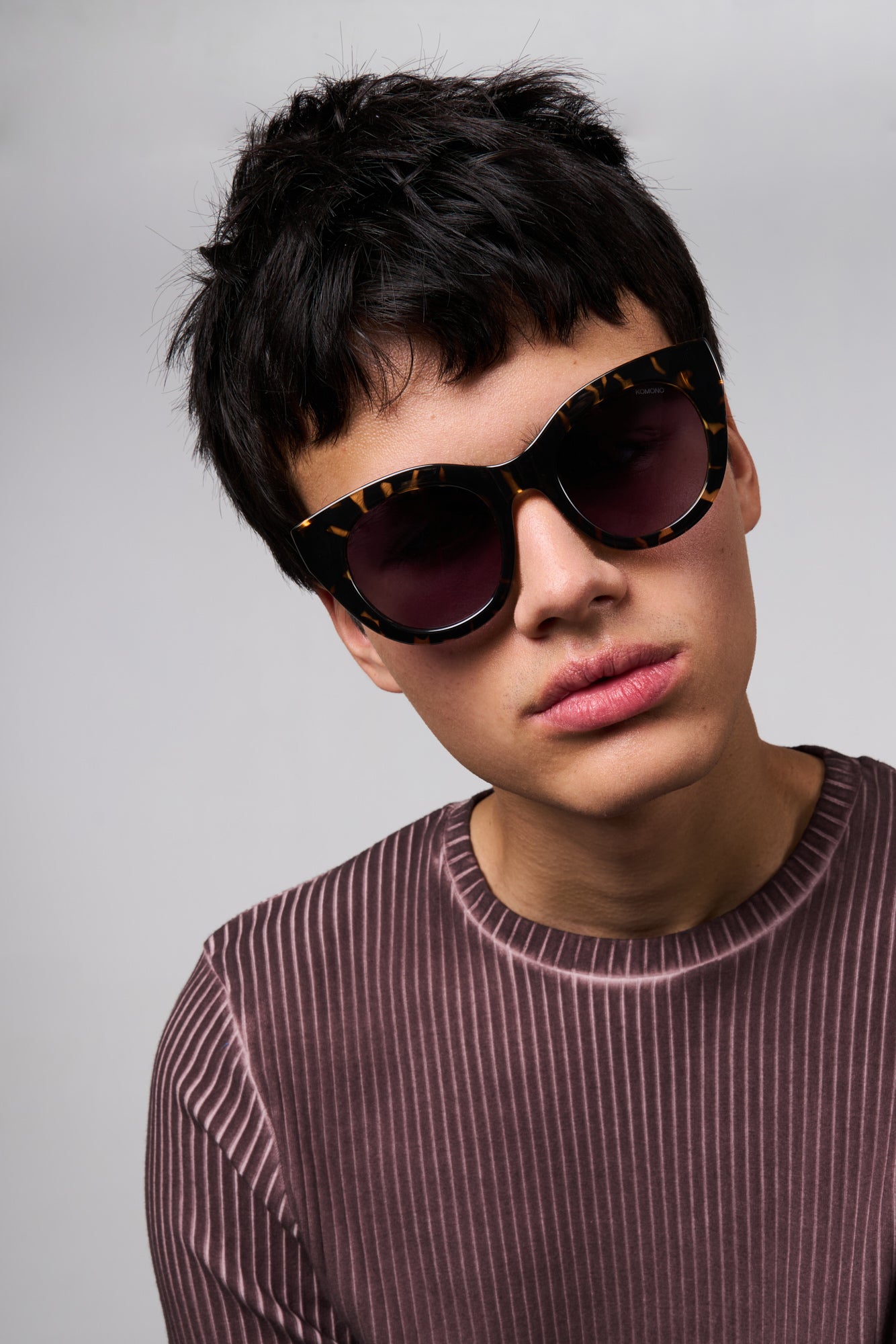 komono-louise-dark-tortoise-cateye-sonnenbrille-recyceltes-acetat image 5
