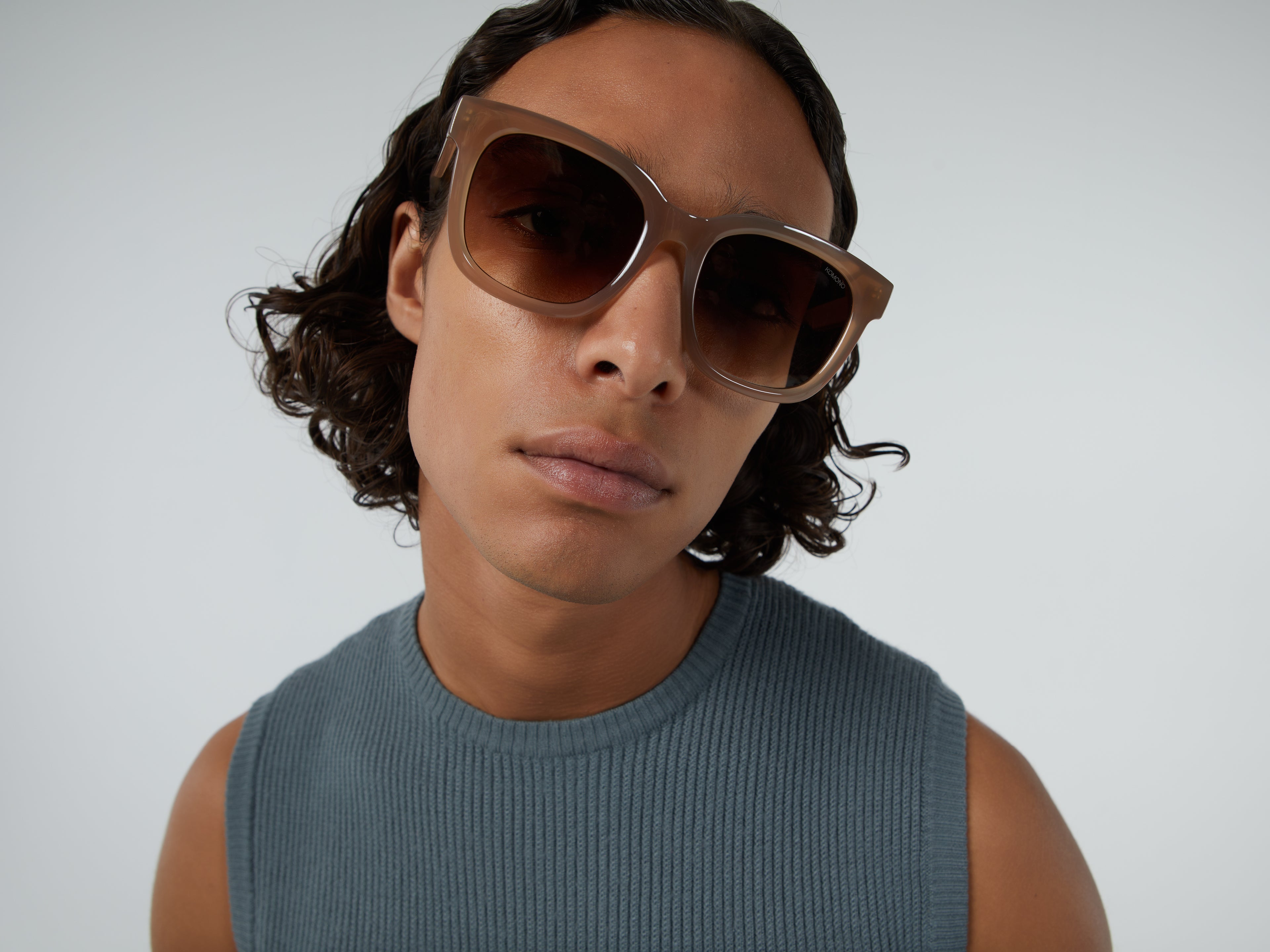 komono-sienna-sahara-rechteckige-sonnenbrille-aus-bioplastik-uv-schutz image 3