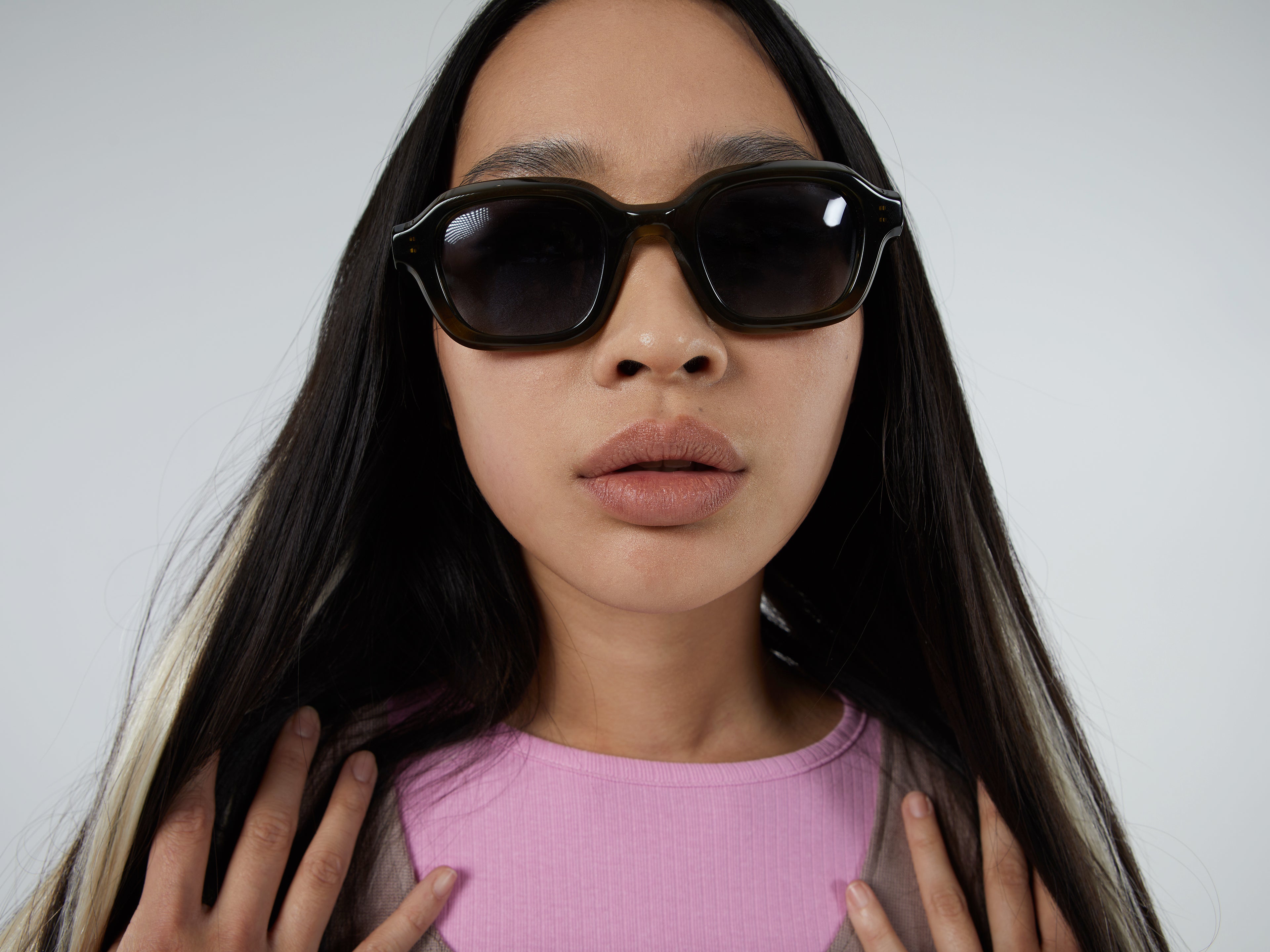 komono-will-moss-quadratische-polarisierte-sonnenbrille-aus-eco-acetat-transluze image 3