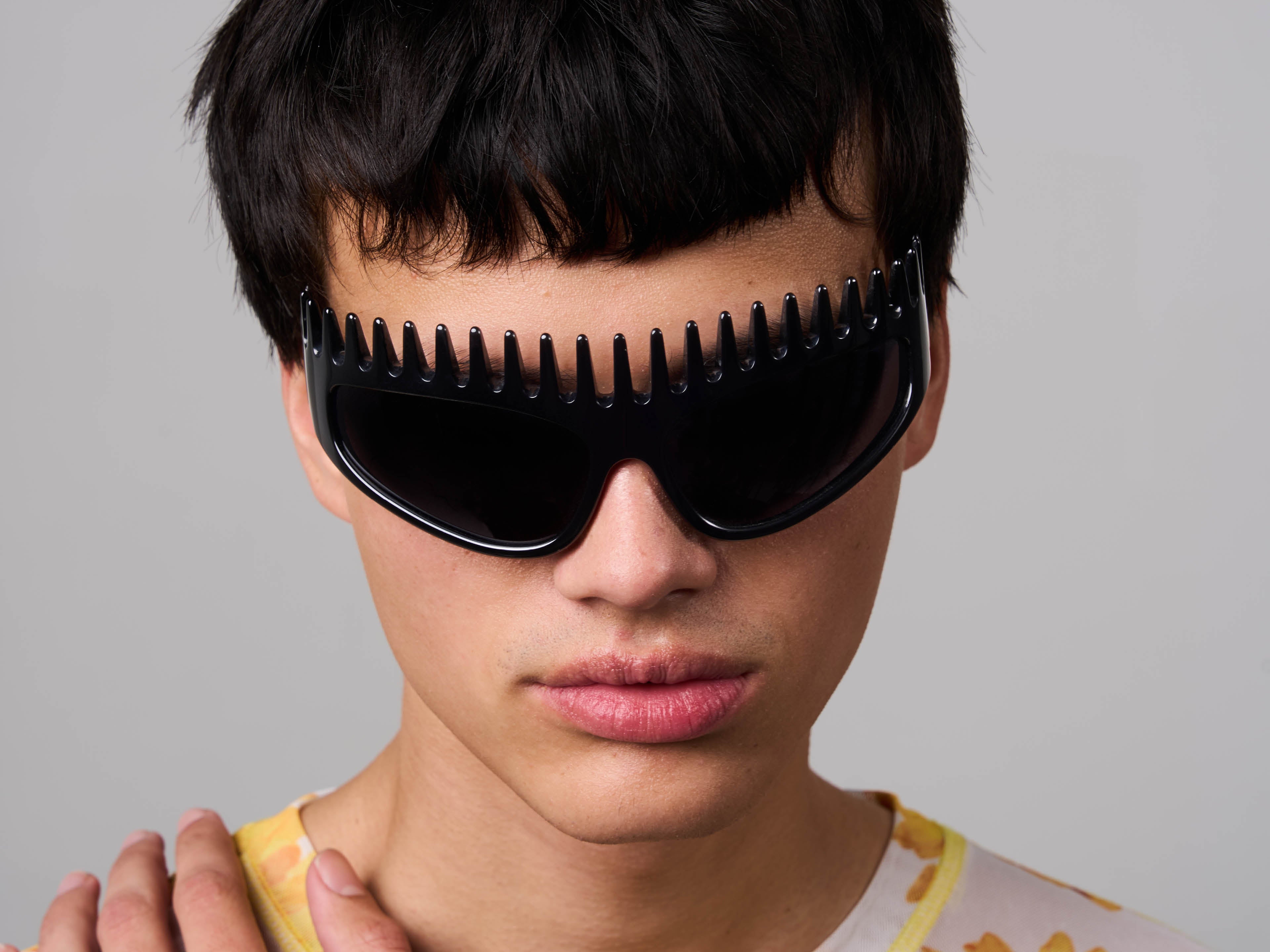 komono-x-uliana-black-sonnenbrille-mit-headband-design image 4