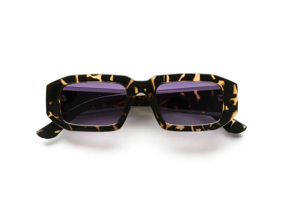 komono-blaze-dark-tortoise-rechteckige-sonnenbrille-aus-bio-nylon image 1
