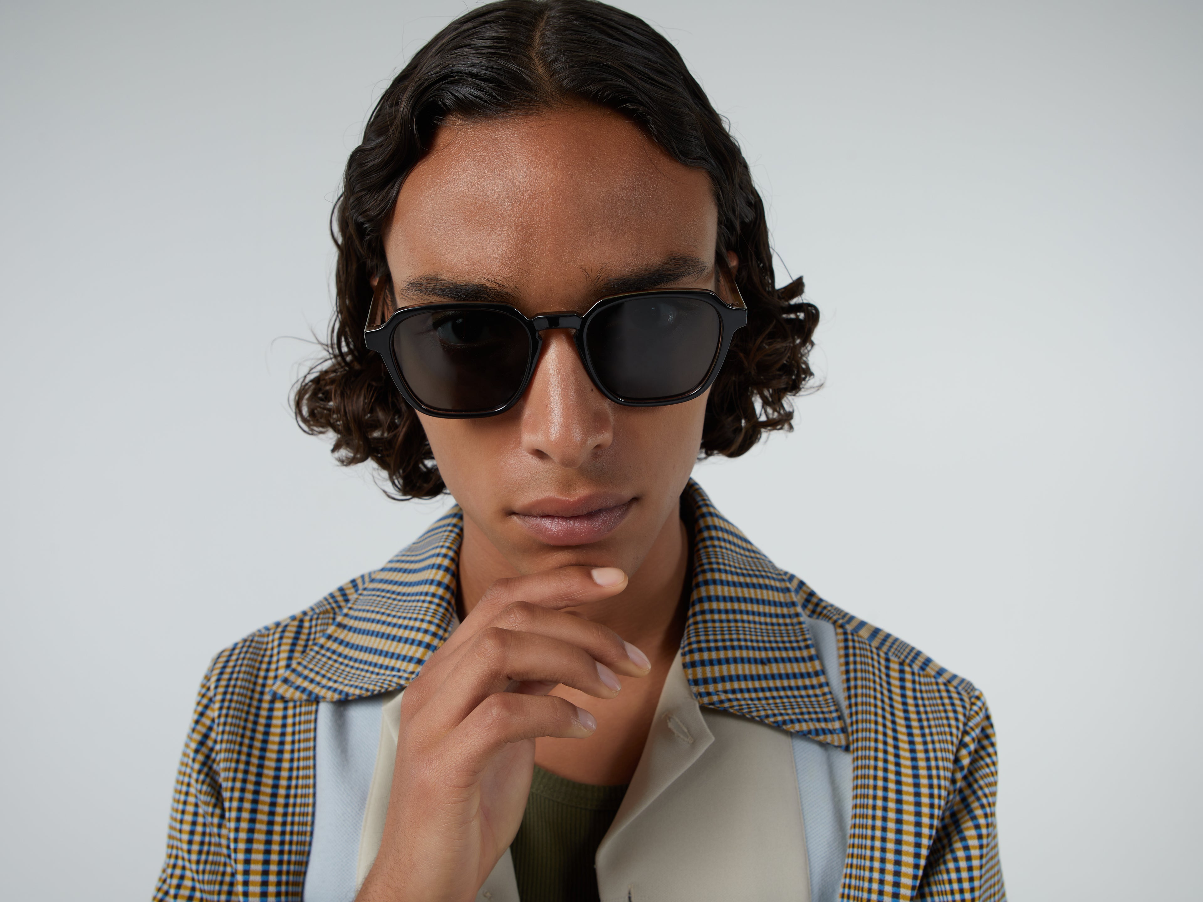 komono-matty-black-tortoise-elegante-rechteckige-bestseller-sonnenbrille-aus-bio image 4