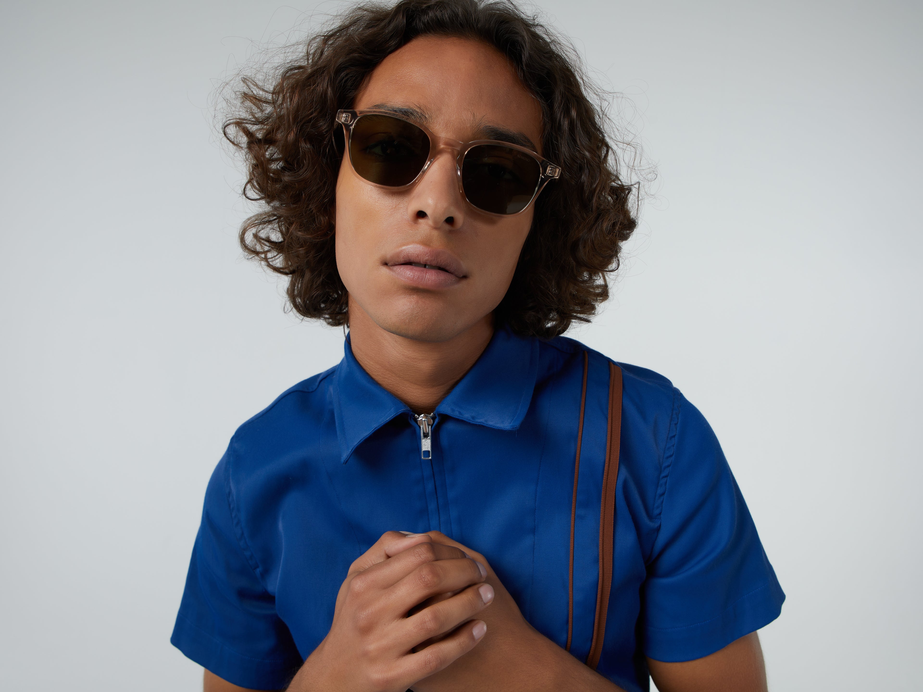 komono-marlon-champagne-sonnenbrille-rechteckig-transluzente-champagne-farbgebun image 4