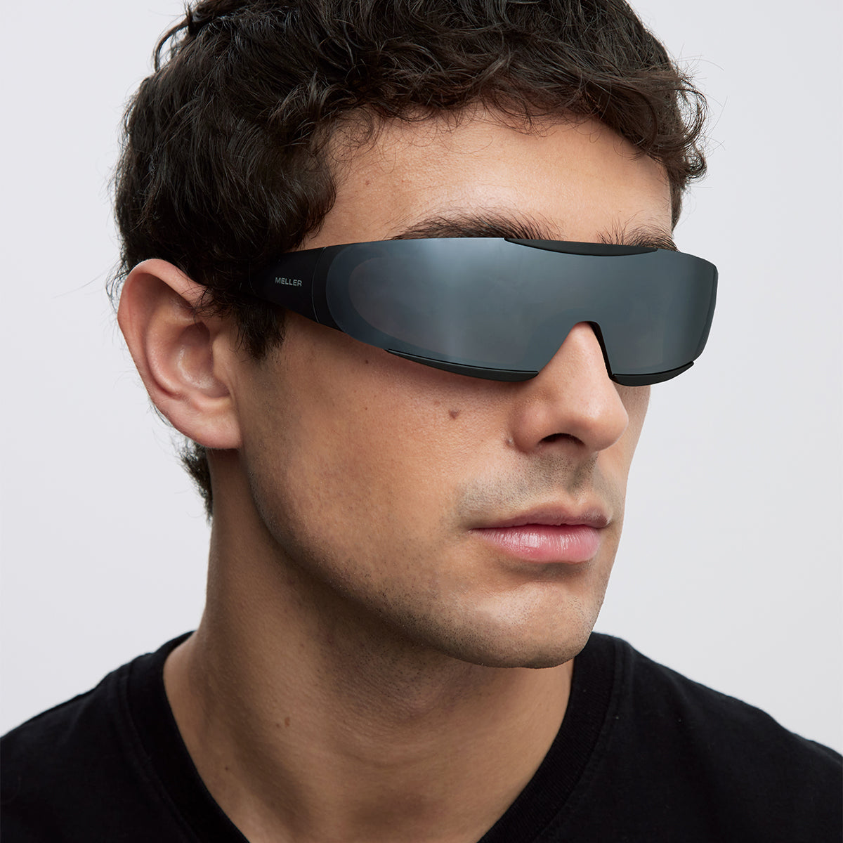 meller-badu-all-black-sonnenbrille-wraparound-sport-design-mit-reflektierender-v image 5