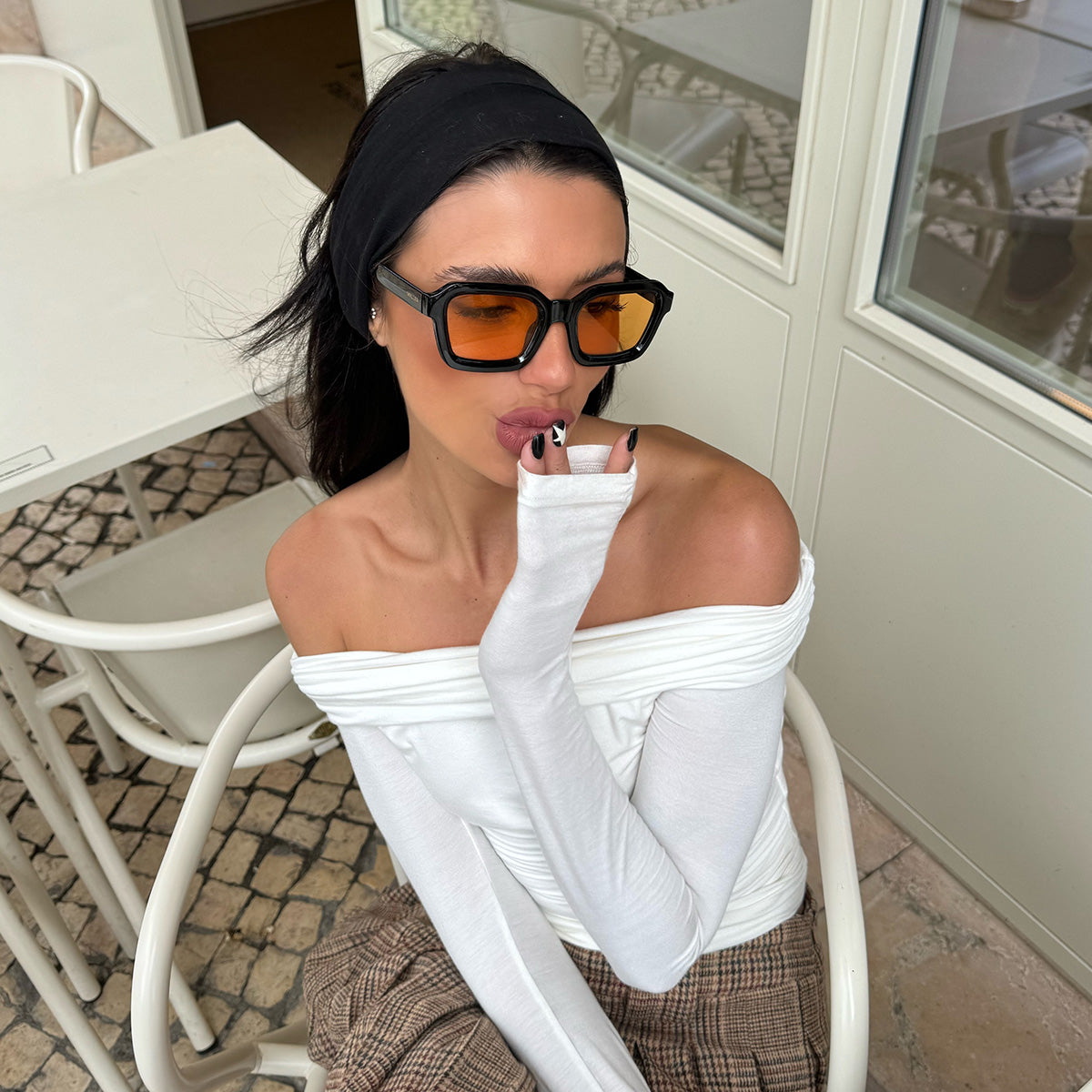 meller-nayah-black-orange-eckige-70er-sonnenbrille-bestseller image 4