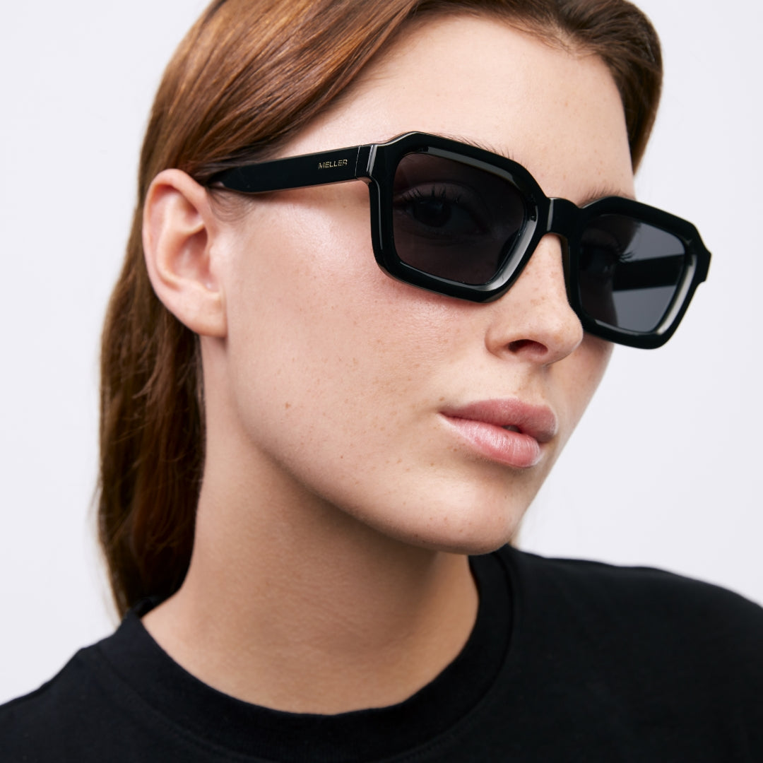 meller-nayah-all-black-sonnenbrille-im-70s-look image 5