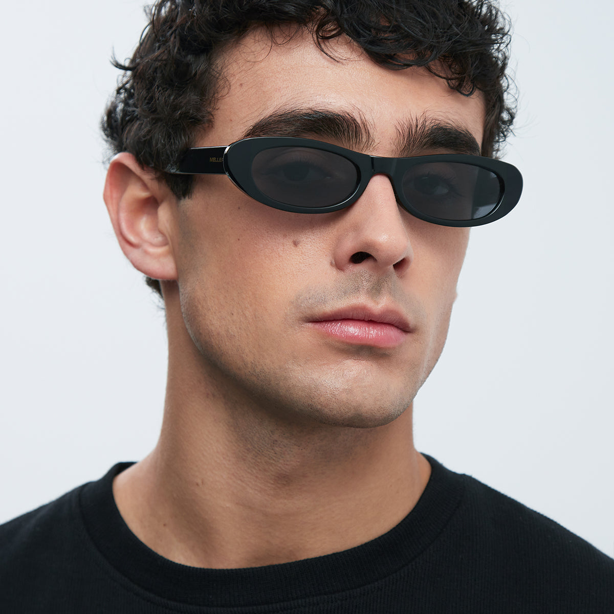 meller-malaika-all-black-bio-sonnenbrille-mit-flach-ovalem-cat-eye-design image 5