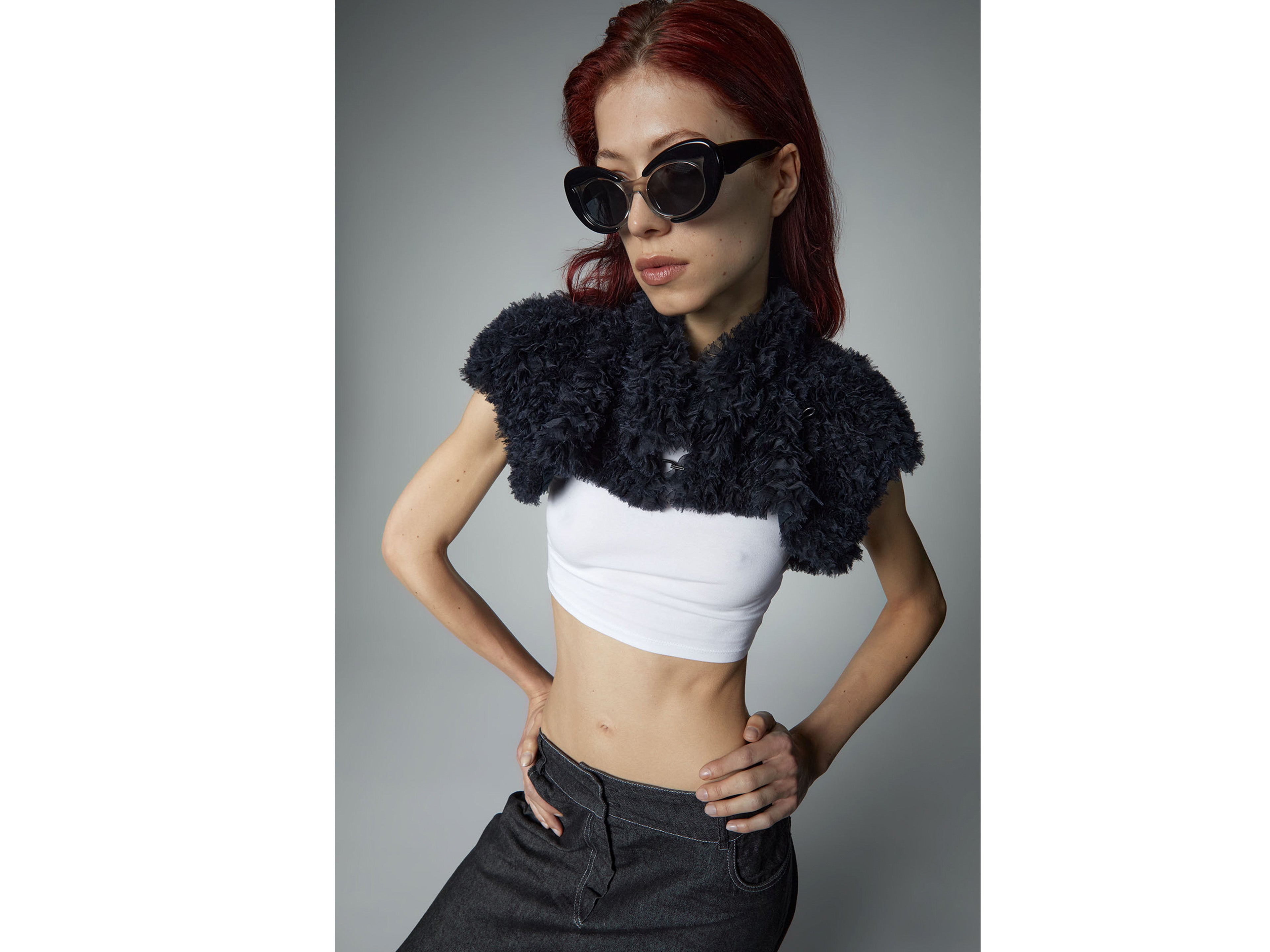 komono-x-jill-jiayue-she-jace-ovale-sonnenbrille-aus-eco-acetat-black-ash image 6