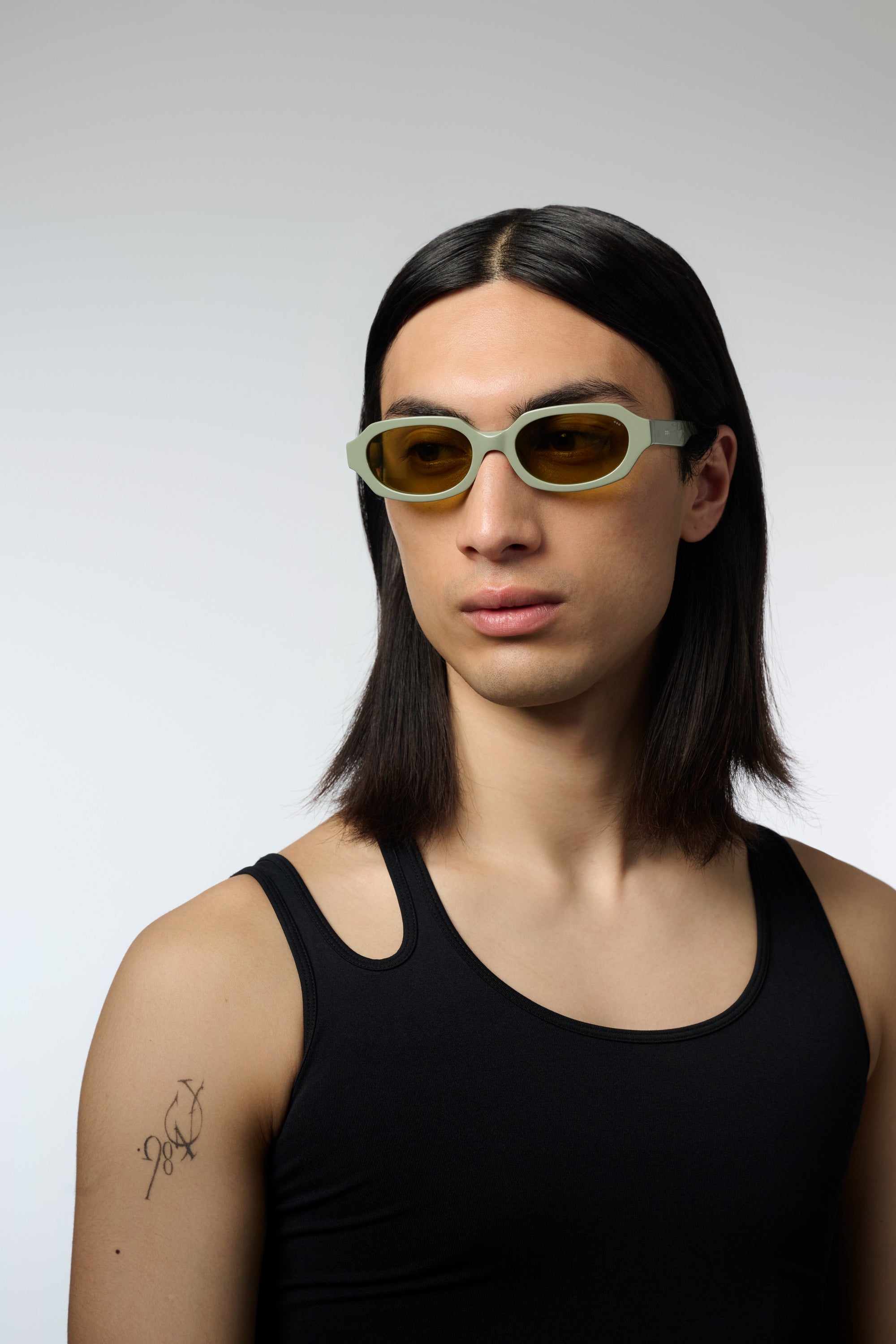 komono-reese-green-pebble-sonnenbrille-next-kollektion image 3