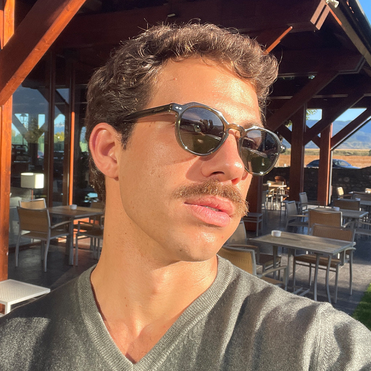 meller-chauen-moss-olive-sonnenbrille-vielseitige-passform-detailliertes-design- image 4