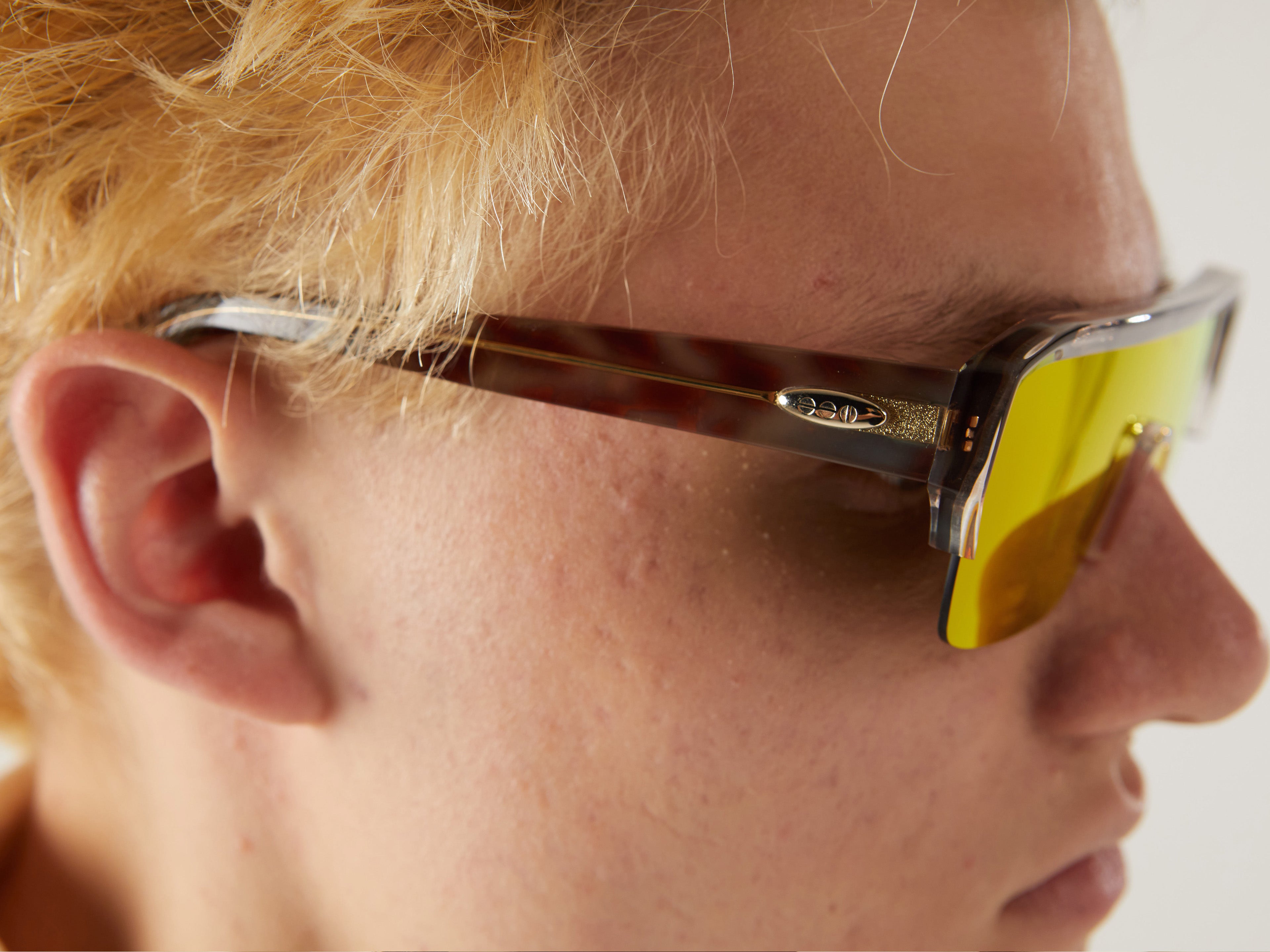 komono-aksel-blue-leopard-sonnenbrille-eckiger-rahmen-mit-shield-lens-design-gro image 6