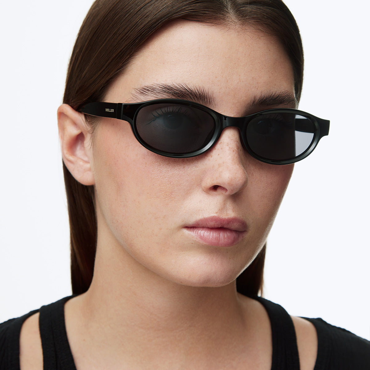 meller-ina-all-black-schlanke-bio-sonnenbrille image 4