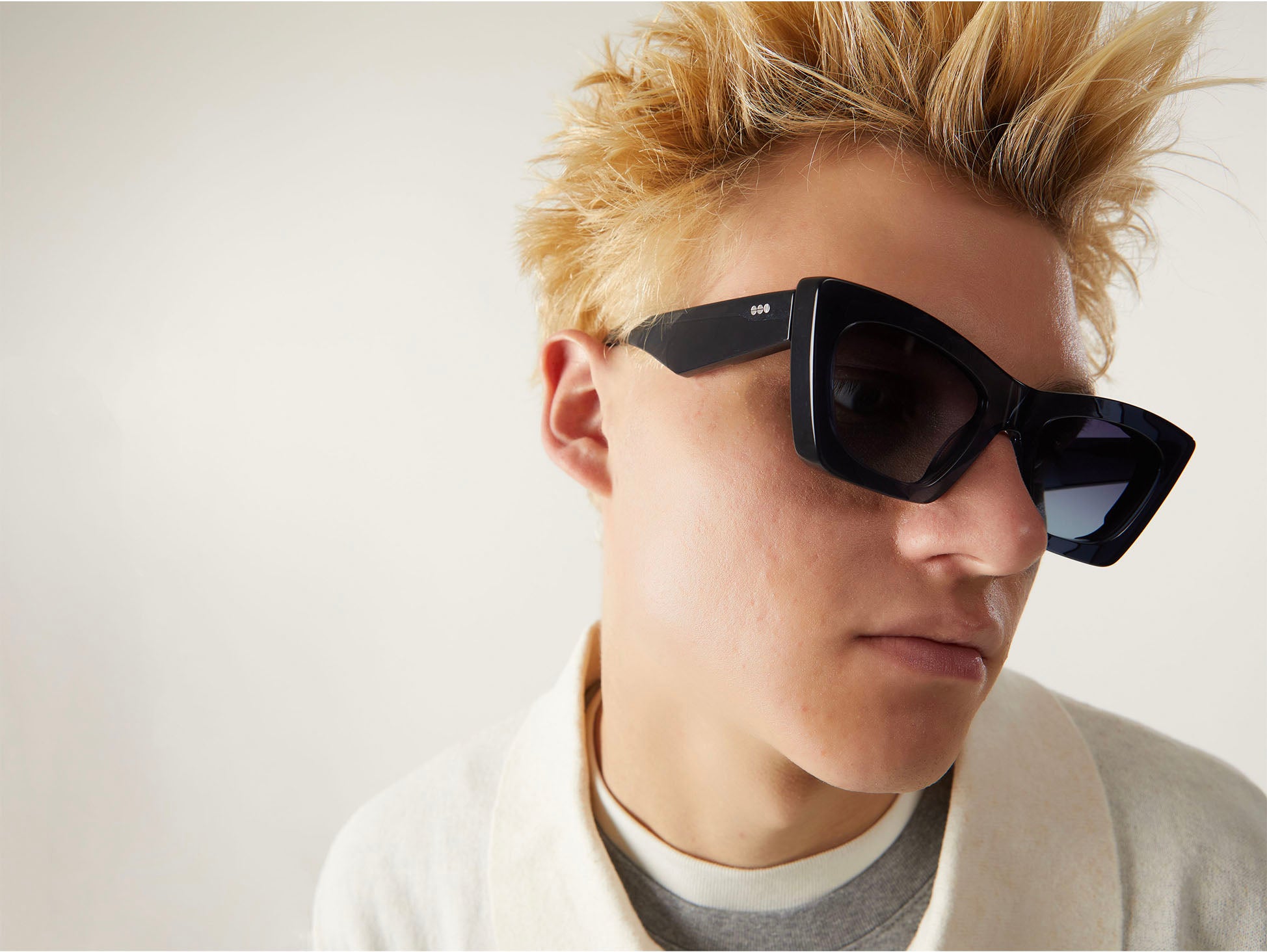 komono-m-yale-shift-tom-eerebout-cat-eye-sonnenbrille-polarisiert-eco-acetat-gra image 4