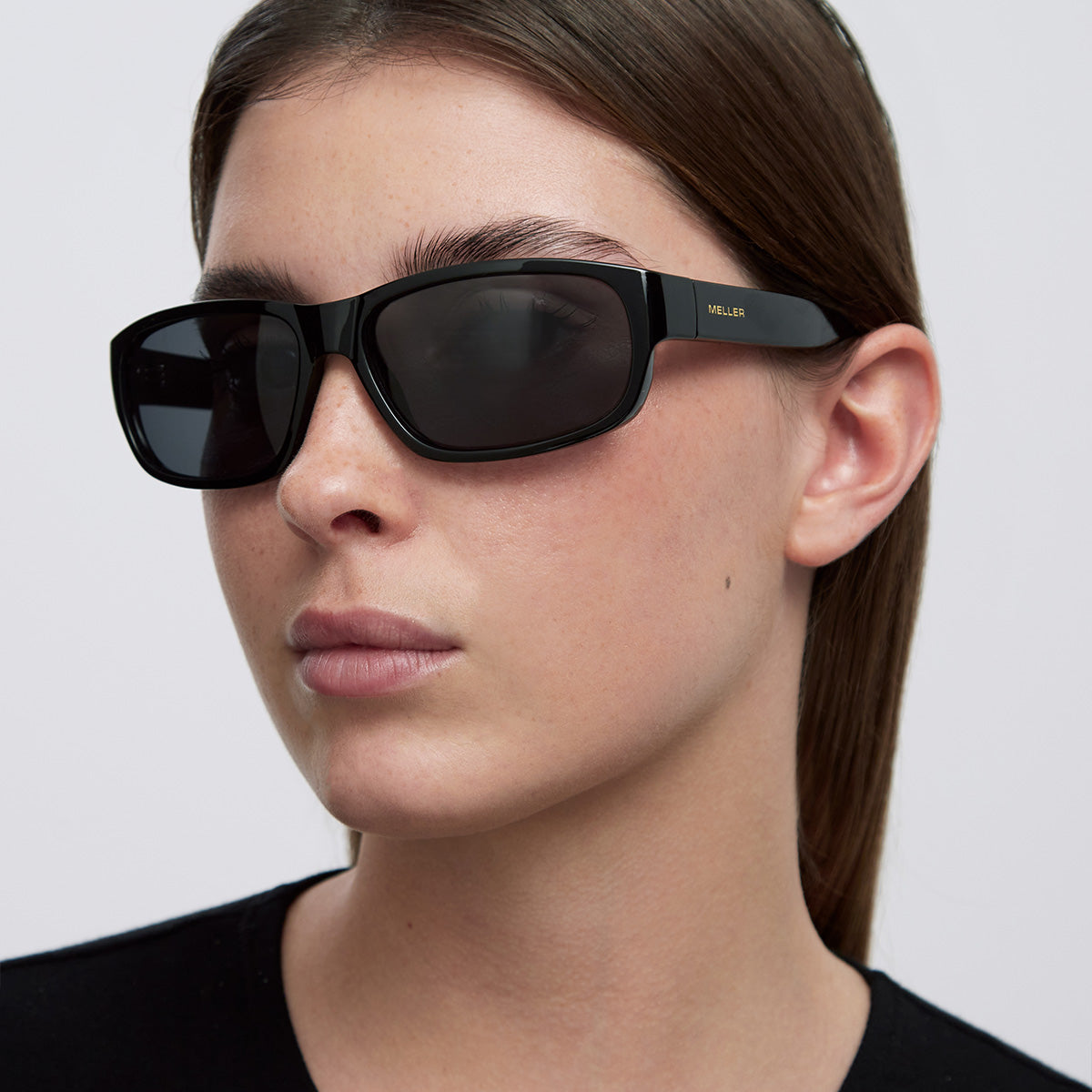 meller-taye-all-black-sonnenbrille-sportlich-umarmende-rechteckform-biobasiert image 5