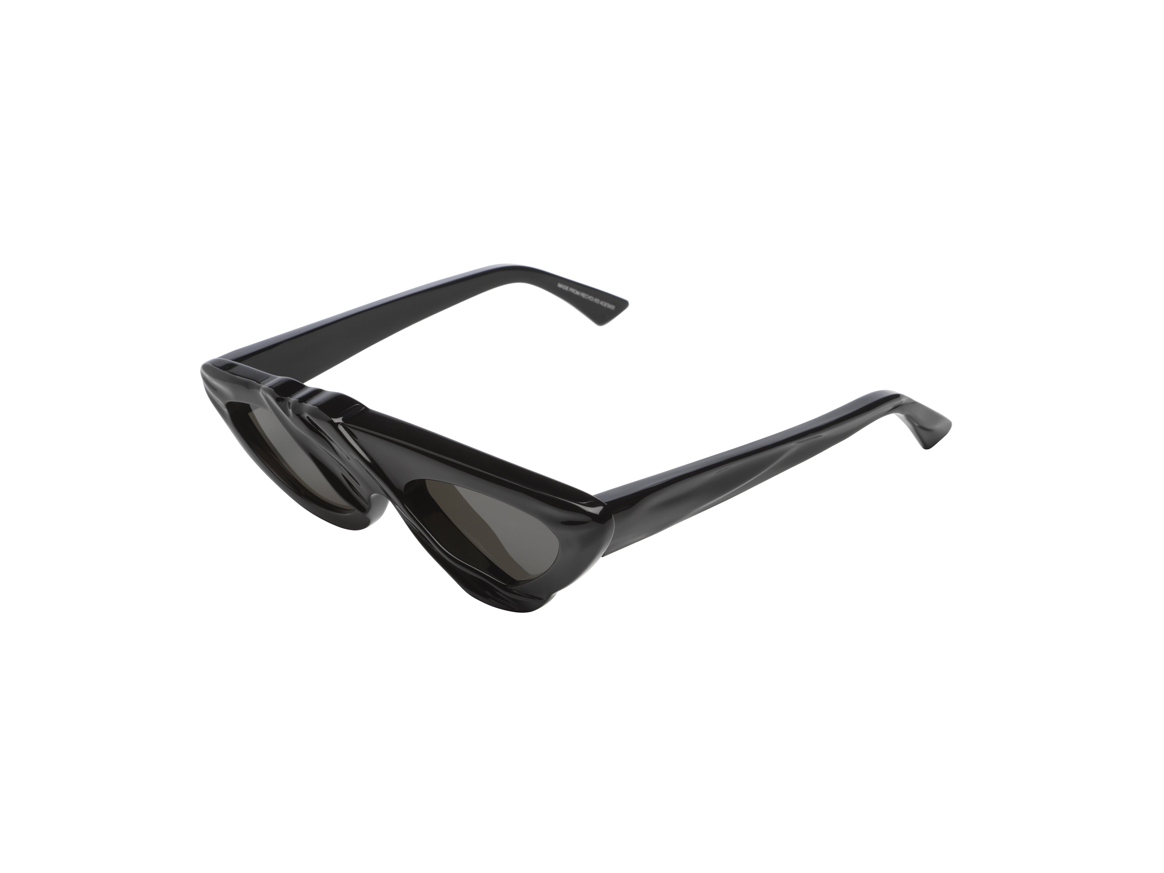 komono-luca-x-komono-all-black-sonnenbrille-cat-eye-aus-recyceltem-acetat image 2