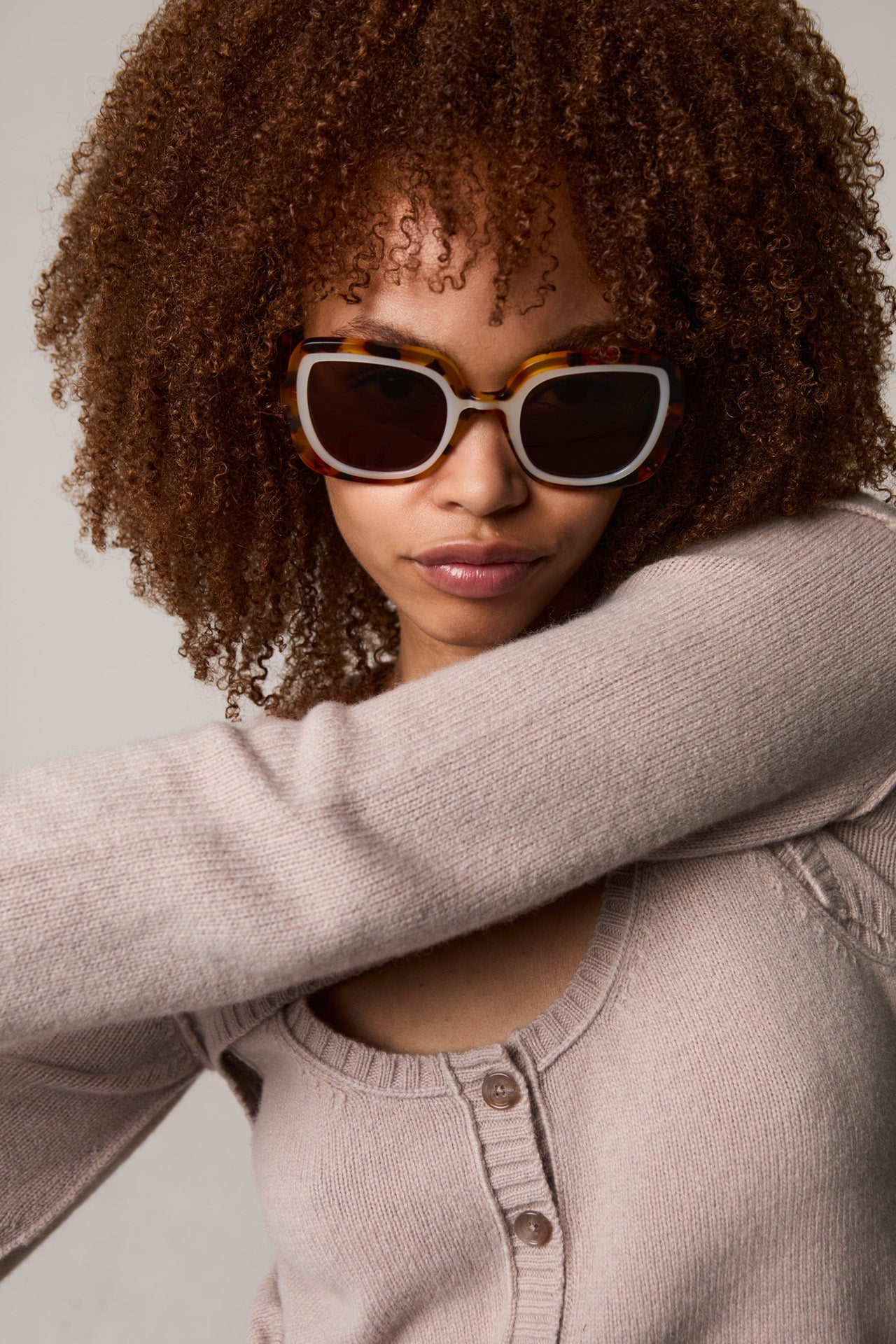 komono-livey-maple-pearl-sonnenbrille-quadratisch-polarisiert image 4